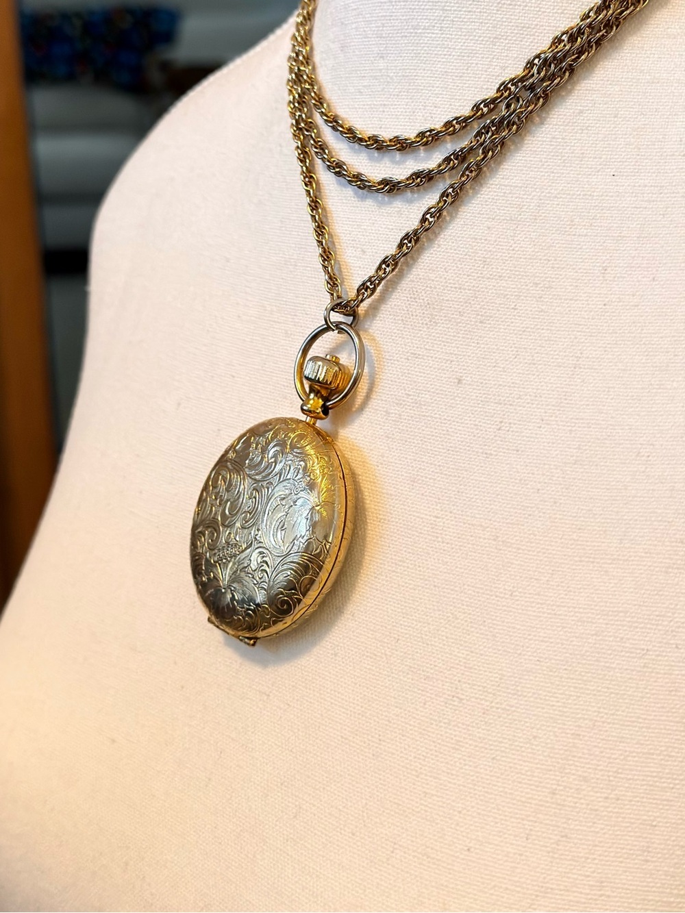 Vintage Estée Lauder 1967 Golden Tracery Powder Compact Watch & Chain - Picture 2 of 12